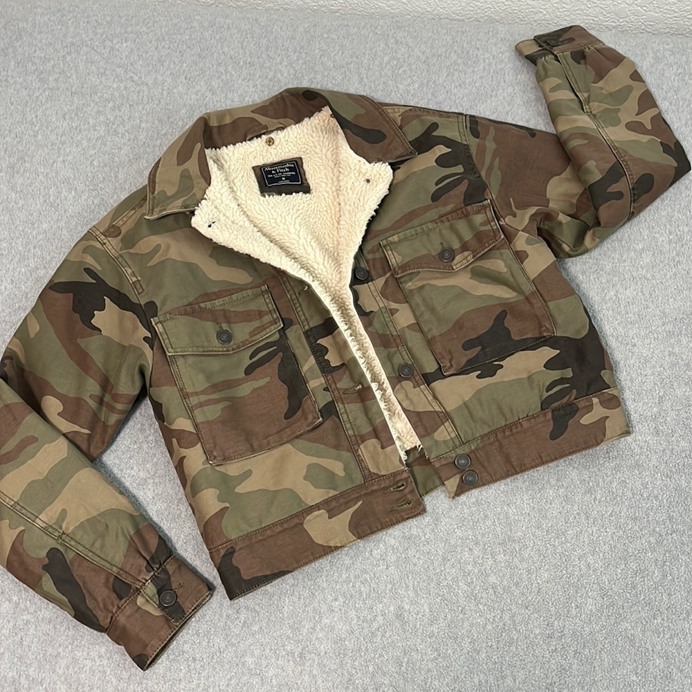 Cropped Sherpa-Lined Camo Jacket - Green Camouflage